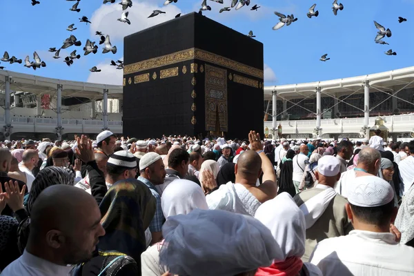 Mekke Kabe hac Müslümanlar ve gökyüzünde uçan güvercinler — Stok fotoğraf