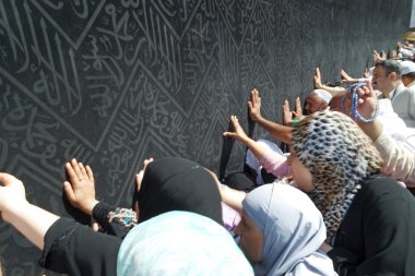  Kimliği belirsiz Müslüman hacıların Kaabah yakın: