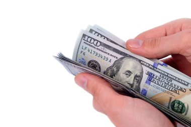 Beyaz arka plan üzerinde yüz dolar tutan el