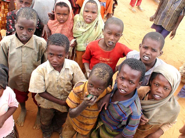Afrikaanse kinderen in vluchtelingenkamp — Stockfoto