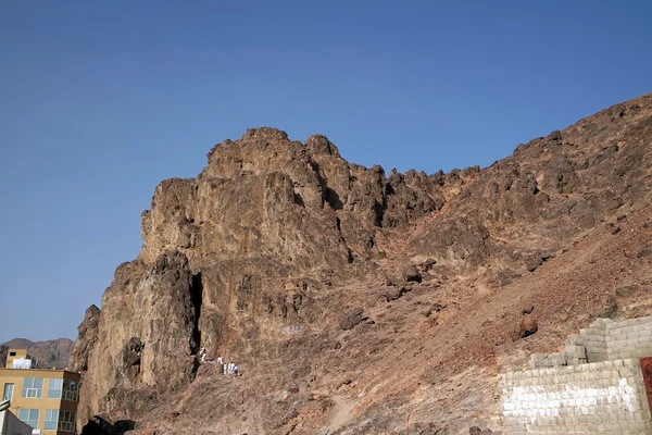 Massorna av pilgrimer som kommer att besöka Mountain Uhud i Medina — Stockfoto