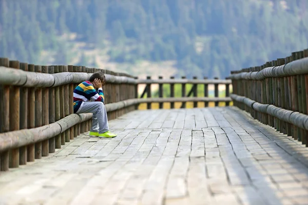 Anak menyedihkan duduk sendirian — Stok Foto