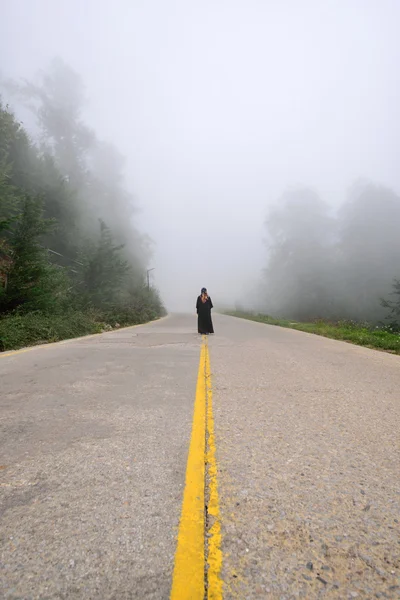 Silueta ženy v misty mlha — Stock fotografie