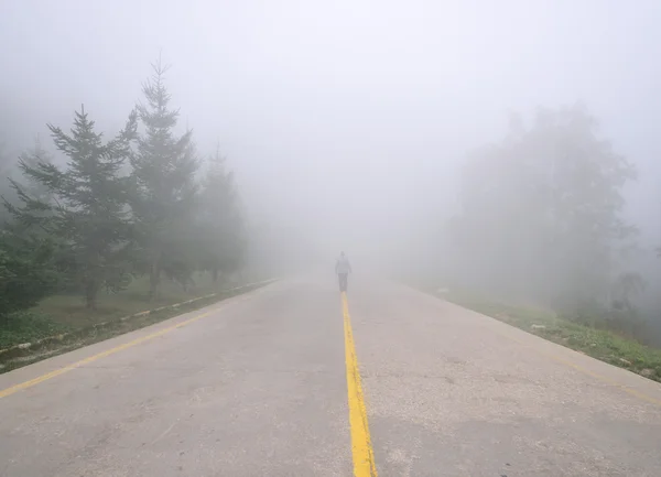 Silhueta de homem em nevoeiro nebuloso — Fotografia de Stock