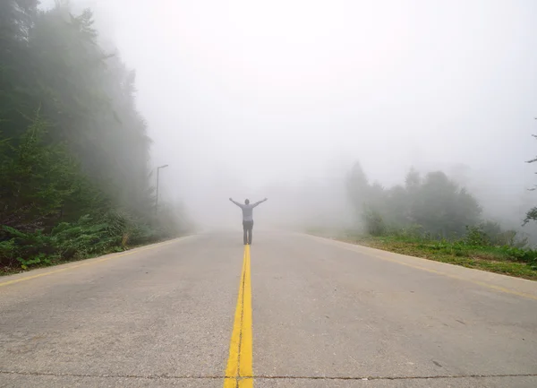 Silueta člověka v misty mlha — Stock fotografie