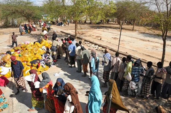 Os africanos esperam desesperadamente por ajuda — Fotografia de Stock