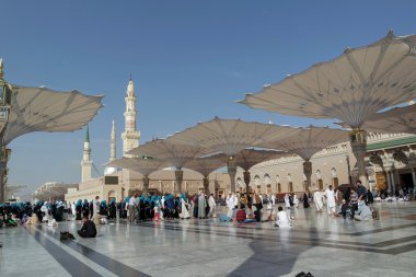 Hacılar Nabawi cami de dev şemsiye altında yürümek