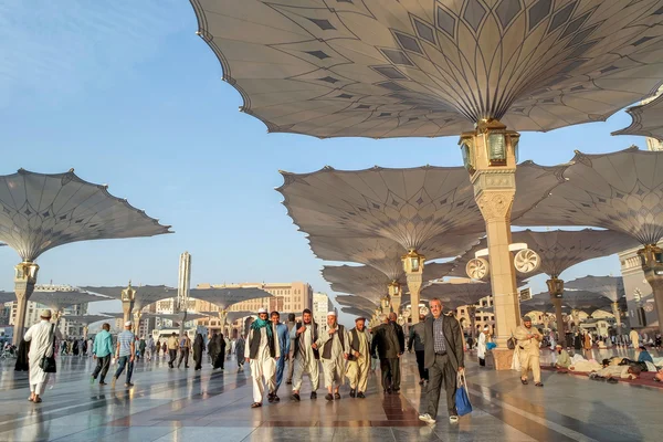 Muslims after Friday prayers  front of the Nabawi Mosque, Medina — Stock Photo, Image