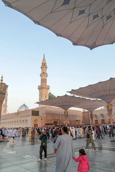 Los peregrinos caminan debajo de sombrillas gigantes en la mezquita de Nabawi — Foto de Stock