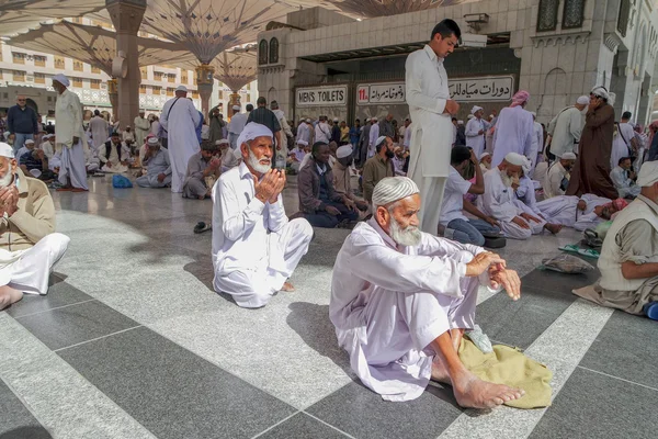 Unidentified people are reciting doa and Al-Quran at the Nabawi — Stock Photo, Image