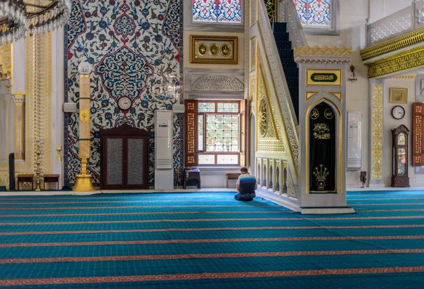 Tunahan Τζαμί τυπικό της λατρείας στην προσευχή, Κωνσταντινούπολη, t — Φωτογραφία Αρχείου