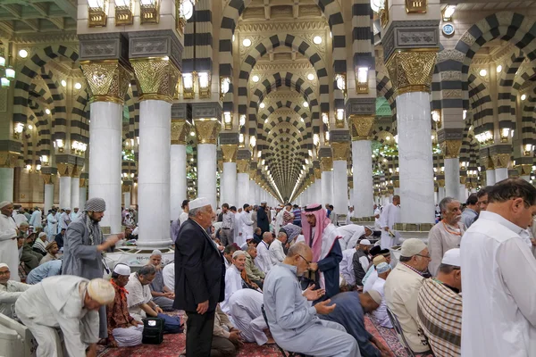 Nabawi din moscheea Masjid, în așteptarea rugăciunilor musulmane — Fotografie, imagine de stoc