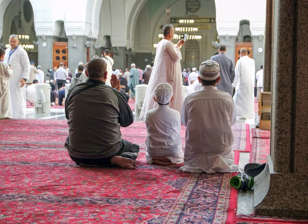 Padre e figli che pregano in moschea — Foto Stock