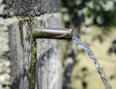 demir boru temiz içme suyu akan