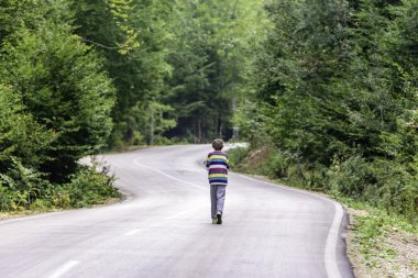 küçük çocuk yalnız orman yol yürüme