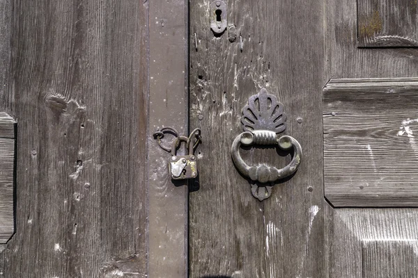 Eski kapı kolu ve kapıyı zincirle kilitlenmiş — Stok fotoğraf