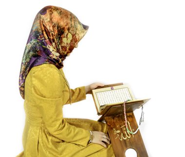 Beyaz bir arka plan üzerinde Al Kur'an okuma hijab Müslüman kız