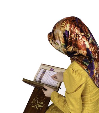Beyaz bir arka plan üzerinde Al Kur'an okuma hijab Müslüman kız