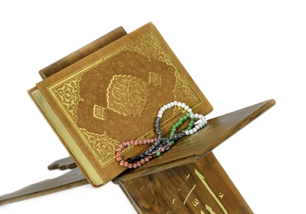 Al-Qur 'an pada latar belakang putih lectern — Stok Foto