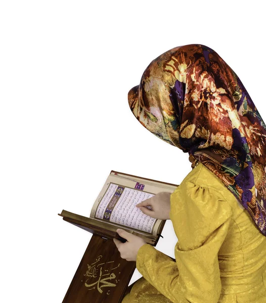 Muslim gadis dalam hijab membaca Al-Quran pada latar belakang putih — Stok Foto
