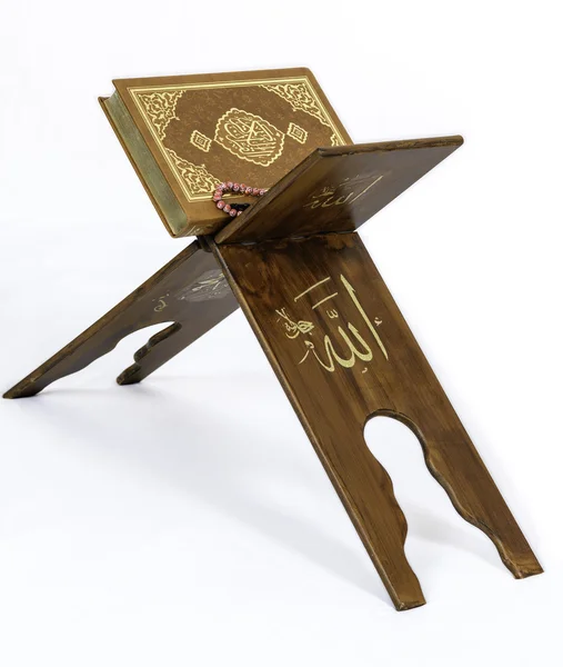 Al-Qur 'an pada latar belakang putih lectern — Stok Foto