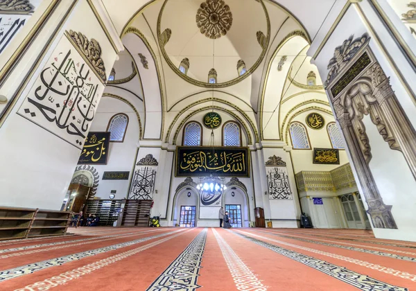 Muçulmanos que rezam na Grande Mesquita de Bursa — Fotografia de Stock