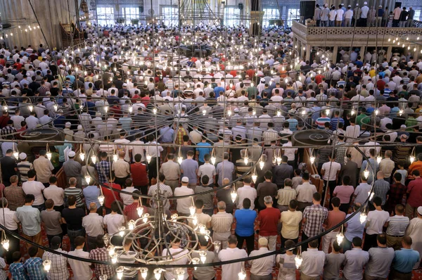 Blue mosque ritual of worship centered in prayer, Istanbul, Turk — Stock Photo, Image