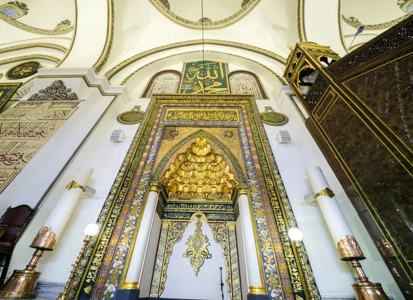 Uma visão interior da grande mesquita (Ulu Cami) — Fotografia de Stock