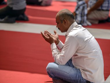 Eyüp Sultan Camii avlusunda dua