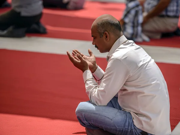 Manager Sultan moskee bidden op de binnenplaats — Stockfoto