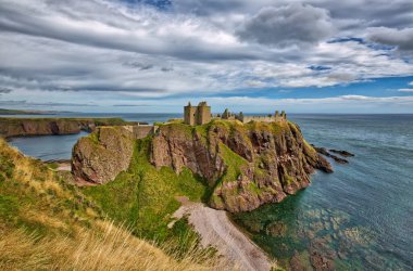 Ortaçağ kalesi Dunnottar Şatosu (Aberdeenshire, İskoçya)