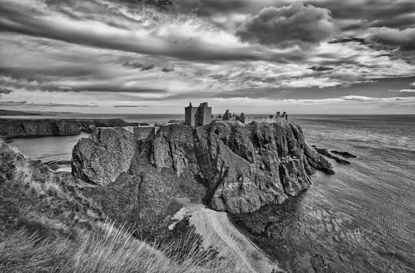 Fortaleza Medieval Castillo Dunnottar Aberdeenshire Escocia Imagen Monocromática — Foto de Stock