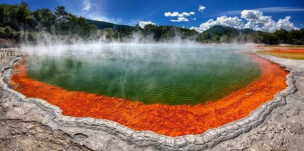 Piscina de champanhe do lago térmico em Wai-O-Tapu, Nova Zelândia — Fotografia de Stock