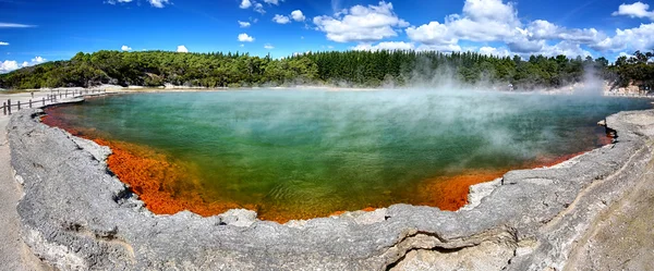 Θερμική λίμνη σαμπάνια πισίνα στο Wai-O-Tapu, Νέα Ζηλανδία - πανοραμική θέα — Φωτογραφία Αρχείου