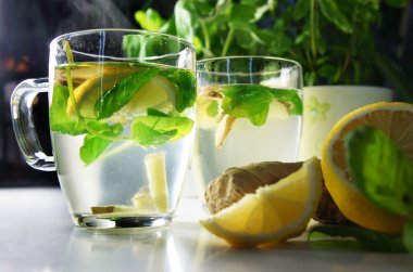 Taze nane, zencefil ve limon ile iki çay bardaklarından