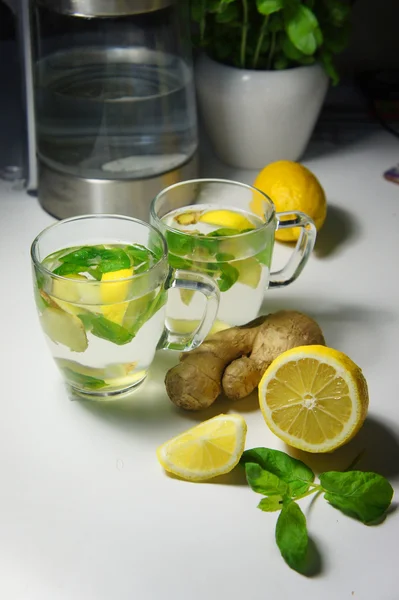 Zwei Teetassen mit frischer Pfefferminze, Ingwer und Zitrone — Stockfoto