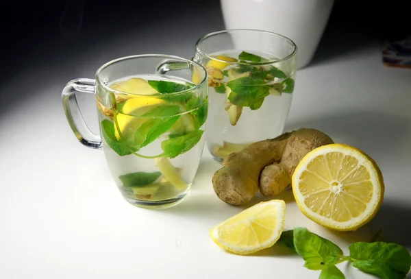 Two teacups with fresh peppermint, ginger and lemon — Stock Photo, Image