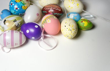 Çok renkli canlı Paskalya yumurta karışımı