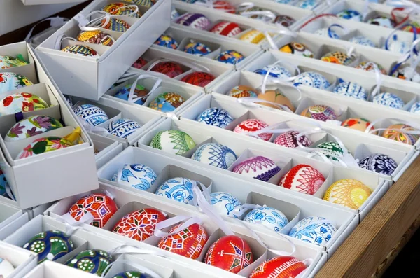 Mistura de ovos de Páscoa vívidos multicoloridos no mercado — Fotografia de Stock