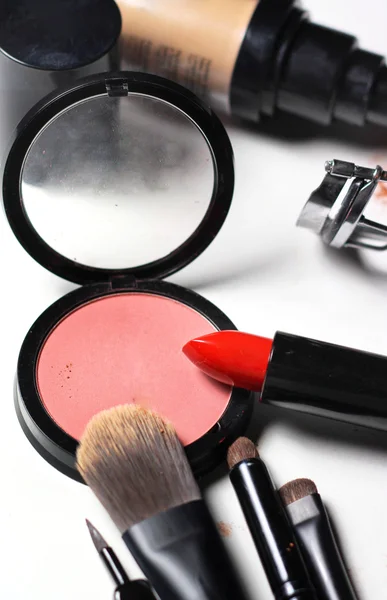 Rouge à lèvres rouge et mélange de pinceaux de maquillage — Photo