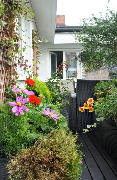 Bella terrazza casa con un sacco di fiori — Foto Stock