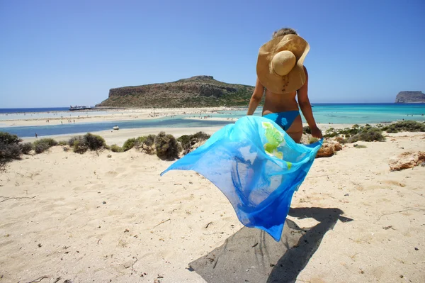 Belle jeune femme sur la plage — Photo