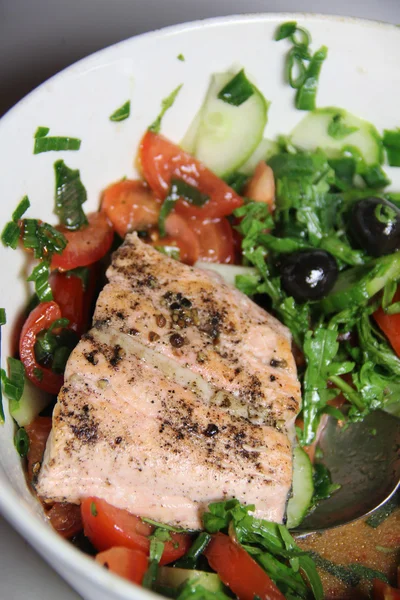 Salada de salmão com azeitonas pretas — Fotografia de Stock