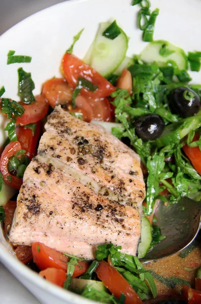 Salada de salmão com rúcula — Fotografia de Stock