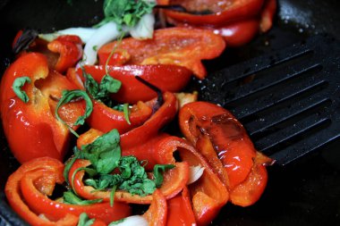 Hazırlık aşamasında kırmızı biber.