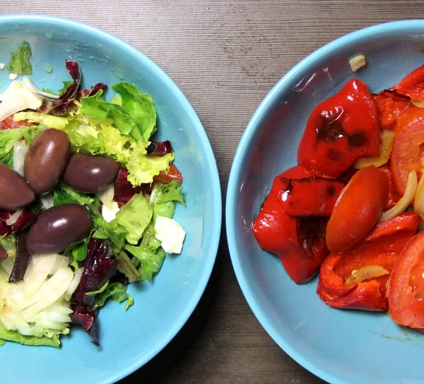 Insalata Greca Tradizionale Con Olive Formaggio Bel Piatto Blu — Foto Stock