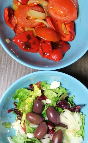 Güzel Mavi Tabakta Zeytin Peynirli Geleneksel Yunan Salatası — Stok fotoğraf