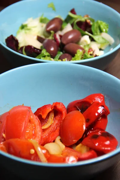 Ensalada Griega Tradicional Con Aceitunas Queso Hermosa Parcela Azul — Foto de Stock