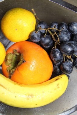 Güzel vazoda renkli meyvelerin karışımı.