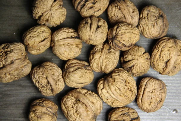 Hermoso Grupo Maduro Nueces Sobre Fondo Gris — Foto de Stock